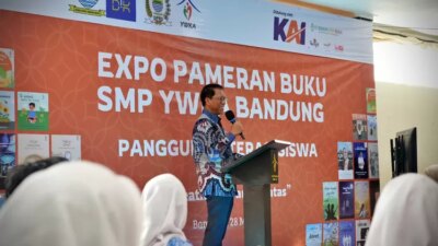 Kai Memberi dukungan Literasi Siswa di YWKA SMP Guide Expo