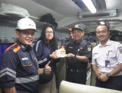 Peringati Hari Pelanggan Nasional, KAI Sumut Bagikan Bingkisan dan Kejutan Ulang Tahun kepada Penumpang