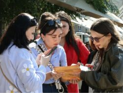 Mengapa Gaya Hidup Teman Bisa Jadi Musuh Dompet Sendiri?