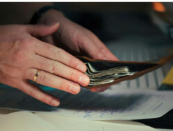 Merayakan Gaji Pertama untuk Self Reward dengan Bijak