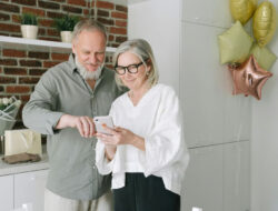 Menjadikan Emas Digital sebagai Hadiah Bermakna untuk Orang Tua