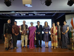 Menjahit Sejarah Dua Bangsa lewat Tekstil dalam “Waves Across the Oceans”