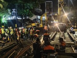 Tingkatkan Keselamatan dan Kelancaran Perjalanan Kereta Api, KAI Daop 2 Bandung Lakukan Penggantian Rel dan Wesel KA di Sejumlah Titik