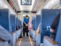 Petugas OTC KAI Services Viral Berkat Aksi Sigapnya Membantu Penumpang di KA Argo Semeru