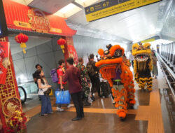 KAI Daop 2 Bandung Semarakkan Imlek 2026 dengan Dekorasi Meriah dan Atraksi Barongsai, Layani Puluhan Ribu Penumpang Selama Long Weekend