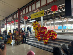 Sambut Tahun Baru Imlek, Atraksi Barongsai Hibur Pelanggan KA di Stasiun Semarang Tawang