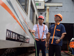 Wujudkan Kecintaan terhadap Moda Transportasi Kereta Api, KAI Daop 4 Semarang dan Komunitas Railfans Tegal Adakan Cuci Lokomotif dan Kereta Bersama