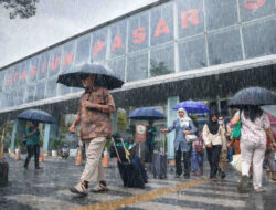 Musim Hujan, KAI Daop 1 Jakarta Bagikan Tips Naik Kereta Api agar Perjalanan Tetap Aman dan Nyaman