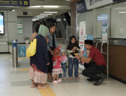 LRT Jabodebek Bagikan 3.150 Paket Takjil di 14 Stasiun Selama Ramadan
