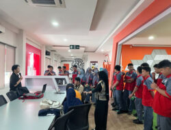 150 Siswa SMK Telkom Makassar Kunjungi Telkom AI Center