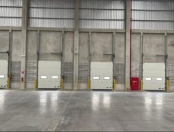 Jenis dan Kegunaan Industrial Door dan Dock Leveler dalam Industri