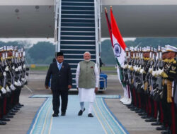 PM India Narendra Modi Tiba di Indonesia, Disambut Langsung Presiden Prabowo