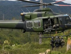 Di Tengah Ancaman Konflik, 11 Prajurit Koops TNI Habema Evakuasi Warga Ugimba dengan Dua Helikopter