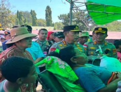 Kapolri Bersama DPR RI Tinjau Pengungsi Gempa Reo dan Serahkan Bantuan Sembako