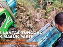 Laka Lantas Tunggal Truk Terperosok ke Parit hingga Kedalaman 6 Meter di Cikalongwetan Bandung Barat