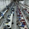 PT Akarsa Garment Indonesia secara resmi mengumumkan kerja sama strategis dengan produsen sepatu nasional, Alas Kaki Tangguh, untuk menghadirkan konsolidasi layanan manufaktur perlengkapan kerja terpadu (one-stop B2B procurement). Kesepakatan kemitraan bertempo dua tahun ini ditandatangani di Jakarta guna menjawab meningkatnya permintaan pengadaan seragam dan sepatu kerja industri di Indonesia. Sinergi ini menggabungkan kapasitas produksi pakaian kerja PT Akarsa Garment Indonesia yang mencapai 50.000 unit per bulan dengan kapasitas manufaktur Alas Kaki Tangguh sebesar 10.000 pasang sepatu keselamatan (safety shoes) dan sepatu dinas harian per bulan. Melalui skema terintegrasi ini, perusahaan korporasi, BUMN, dan instansi pemerintah dapat melakukan pengadaan seragam serta alas kaki kerja melalui satu pintu koordinasi produksi. Efisiensi Rantai Pasok dan Standar Mutu Industri  Langkah strategis ini diambil untuk memangkas durasi rantai pasok (lead time) serta meminimalisasi ketidaksesuaian spesifikasi yang kerap terjadi pada pengadaan terpisah antara pakaian dan alas kaki  Dalam kesepakatan tersebut, kedua produsen menerapkan sistem pengawasan mutu bersama (joint Quality Control) yang meliputi konsistensi warna, ketahanan material bahan terhadap standar keselamatan kerja (K3), serta uji durabilitas jahitan sebelum pengiriman   “Kemitraan B2B ini berfokus pada penyederhanaan proses manufaktur bagi klien korporasi. Dengan menyatukan lini produksi garmen dan alas kaki, kami dapat menjamin kepastian jadwal pengiriman serta efisiensi biaya logistik hingga 15 persen bagi mitra perusahaan,” ujar Manajemen PT Akarsa Garment Indonesia dalam keterangannya di Jakarta.  Target Pasar dan Fasilitas Operasional  Pada tahap awal kerja sama tahun 2026–2028, konsolidasi manufaktur ini membidik penyerapan pengadaan dari sektor industri pengolahan, energi, logistik, serta instansi pelayanan publik skala nasional.  Seluruh proses koordinasi sampel (sample making) dan manajemen layanan difokuskan di Kantor Utama PT Akarsa Garment Indonesia di Joglo, Jakarta Barat, sementara eksekusi produksi skala besar dijalankan di fasilitas pabrik Pemalang, Jawa Tengah, serta jaringan pabrik mitra di Jawa Barat.  Tentang akarsa garment indonesia Tentang PT Akarsa Garment Indonesia PT Akarsa Garment Indonesia adalah perusahaan manufaktur pakaian dan vendor seragam kerja yang beroperasi sejak 2005. Didukung oleh fasilitas produksi terintegrasi yang mencakup pemotongan kain, penjahitan, pembordiran komputer, dan pencetakan digital, PT Akarsa Garment Indonesia melayani kebutuhan manufaktur pakaian kerja untuk skala korporasi, instansi pemerintah, dan pasar B2B secara nasional. Press release ini juga sudah tayang di VRITIMES