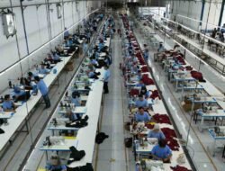 PT Akarsa Garment Indonesia secara resmi mengumumkan kerja sama strategis dengan produsen sepatu nasional, Alas Kaki Tangguh, untuk menghadirkan konsolidasi layanan manufaktur perlengkapan kerja terpadu (one-stop B2B procurement). Kesepakatan kemitraan bertempo dua tahun ini ditandatangani di Jakarta guna menjawab meningkatnya permintaan pengadaan seragam dan sepatu kerja industri di Indonesia. Sinergi ini menggabungkan kapasitas produksi pakaian kerja PT Akarsa Garment Indonesia yang mencapai 50.000 unit per bulan dengan kapasitas manufaktur Alas Kaki Tangguh sebesar 10.000 pasang sepatu keselamatan (safety shoes) dan sepatu dinas harian per bulan. Melalui skema terintegrasi ini, perusahaan korporasi, BUMN, dan instansi pemerintah dapat melakukan pengadaan seragam serta alas kaki kerja melalui satu pintu koordinasi produksi. Efisiensi Rantai Pasok dan Standar Mutu Industri  Langkah strategis ini diambil untuk memangkas durasi rantai pasok (lead time) serta meminimalisasi ketidaksesuaian spesifikasi yang kerap terjadi pada pengadaan terpisah antara pakaian dan alas kaki  Dalam kesepakatan tersebut, kedua produsen menerapkan sistem pengawasan mutu bersama (joint Quality Control) yang meliputi konsistensi warna, ketahanan material bahan terhadap standar keselamatan kerja (K3), serta uji durabilitas jahitan sebelum pengiriman   “Kemitraan B2B ini berfokus pada penyederhanaan proses manufaktur bagi klien korporasi. Dengan menyatukan lini produksi garmen dan alas kaki, kami dapat menjamin kepastian jadwal pengiriman serta efisiensi biaya logistik hingga 15 persen bagi mitra perusahaan,” ujar Manajemen PT Akarsa Garment Indonesia dalam keterangannya di Jakarta.  Target Pasar dan Fasilitas Operasional  Pada tahap awal kerja sama tahun 2026–2028, konsolidasi manufaktur ini membidik penyerapan pengadaan dari sektor industri pengolahan, energi, logistik, serta instansi pelayanan publik skala nasional.  Seluruh proses koordinasi sampel (sample making) dan manajemen layanan difokuskan di Kantor Utama PT Akarsa Garment Indonesia di Joglo, Jakarta Barat, sementara eksekusi produksi skala besar dijalankan di fasilitas pabrik Pemalang, Jawa Tengah, serta jaringan pabrik mitra di Jawa Barat.  Tentang akarsa garment indonesia Tentang PT Akarsa Garment Indonesia PT Akarsa Garment Indonesia adalah perusahaan manufaktur pakaian dan vendor seragam kerja yang beroperasi sejak 2005. Didukung oleh fasilitas produksi terintegrasi yang mencakup pemotongan kain, penjahitan, pembordiran komputer, dan pencetakan digital, PT Akarsa Garment Indonesia melayani kebutuhan manufaktur pakaian kerja untuk skala korporasi, instansi pemerintah, dan pasar B2B secara nasional. Press release ini juga sudah tayang di VRITIMES