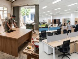 Furniture Kantor Custom atau Beli Jadi, Mana yang Masuk Akal?