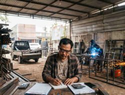 Beli Besi Eceran atau Mulai Menyetok? Hitungan untuk Usaha Fabrikasi Kecil